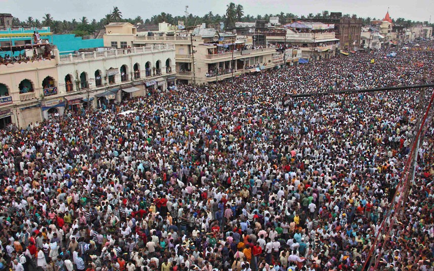 Сколько народу в индии. Бангладеш перенаселение. Индия толпа. Индия много людей. Толпа людей Индия.